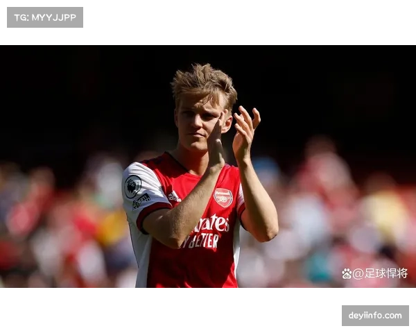 镜头捕捉：阿森纳队长厄德高在中场休息时与队友激烈交谈