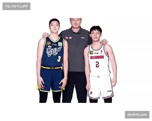 杜锋采访直言困难重重：胡明轩徐杰身体状况不佳影响季后赛